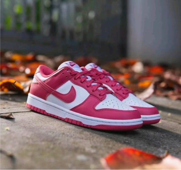 NIKE SB DUNK LOW PINK